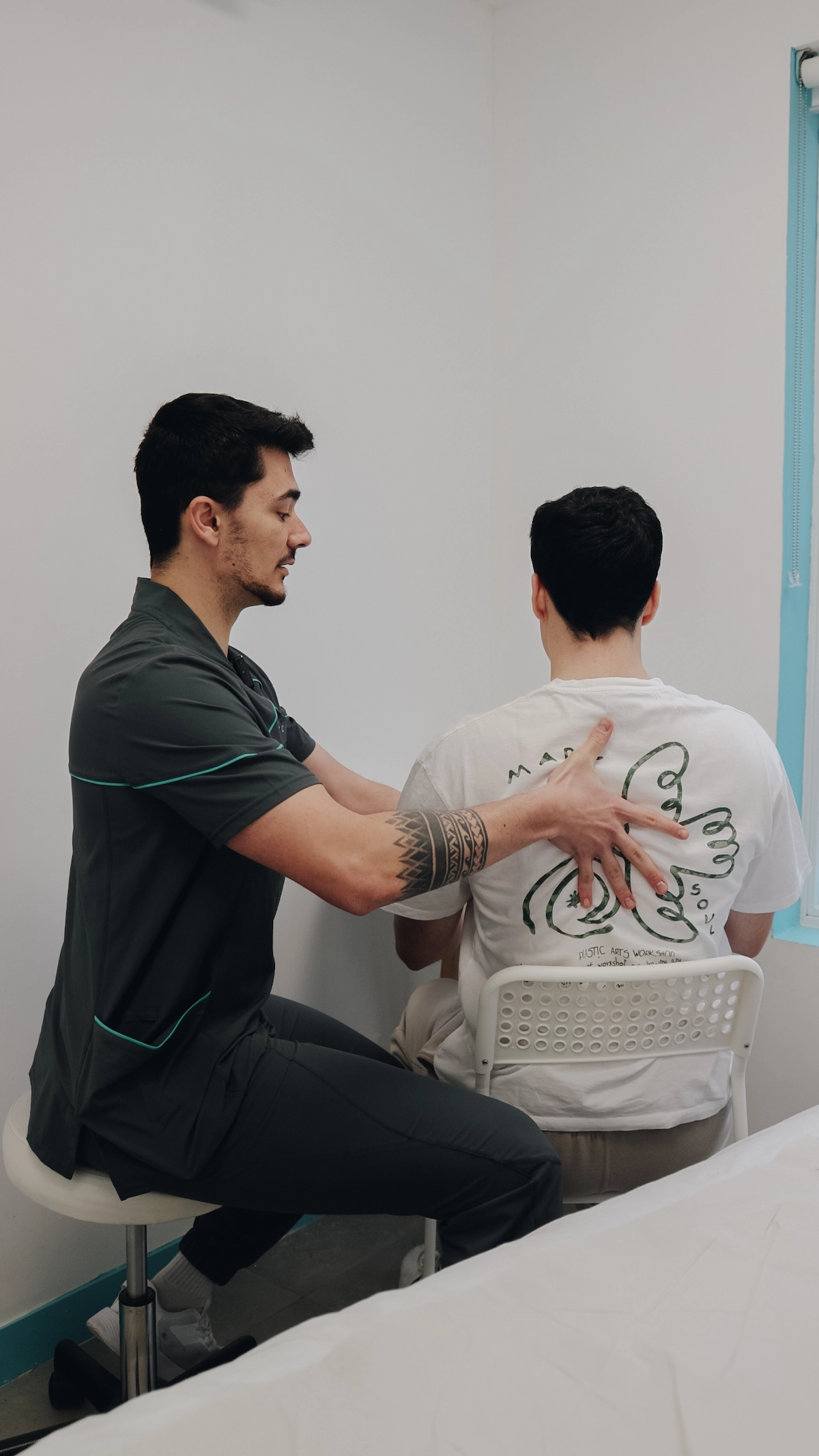 Terapia manual en consulta de fisioterapia clínica en Evolucenter Móstoles