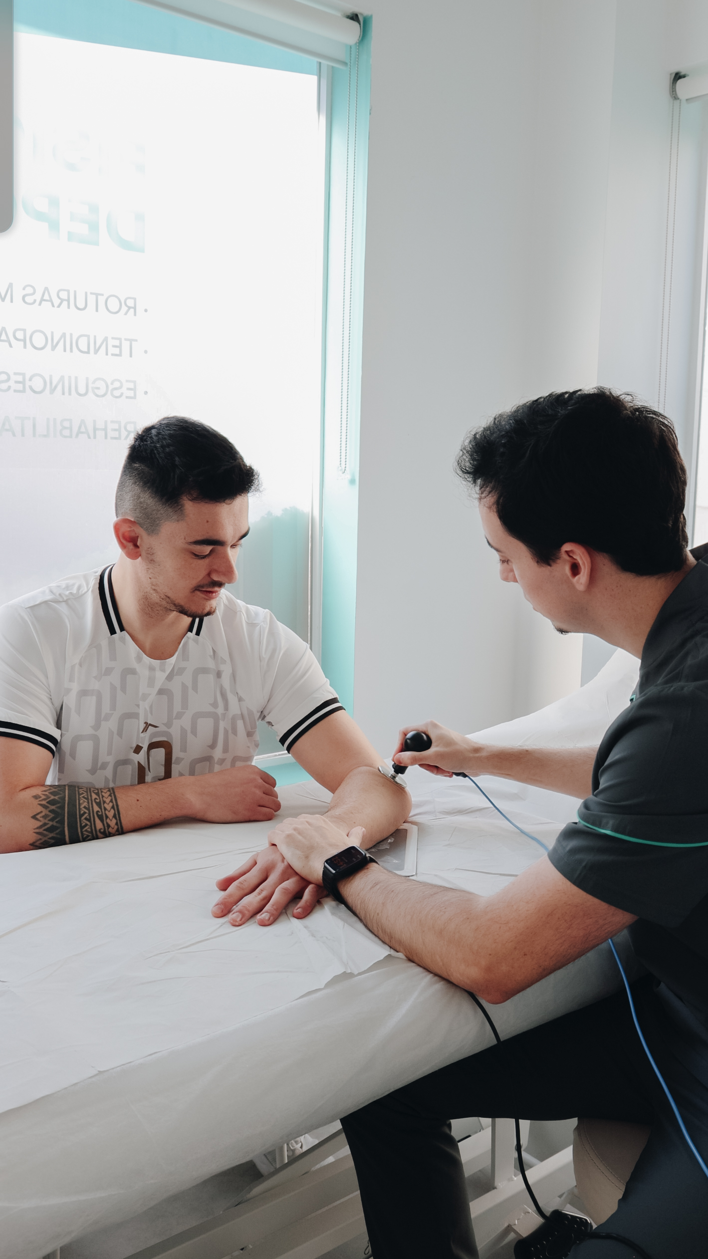 Aplicación de diatermia por radiofrecuencia en sesión de fisioterapia