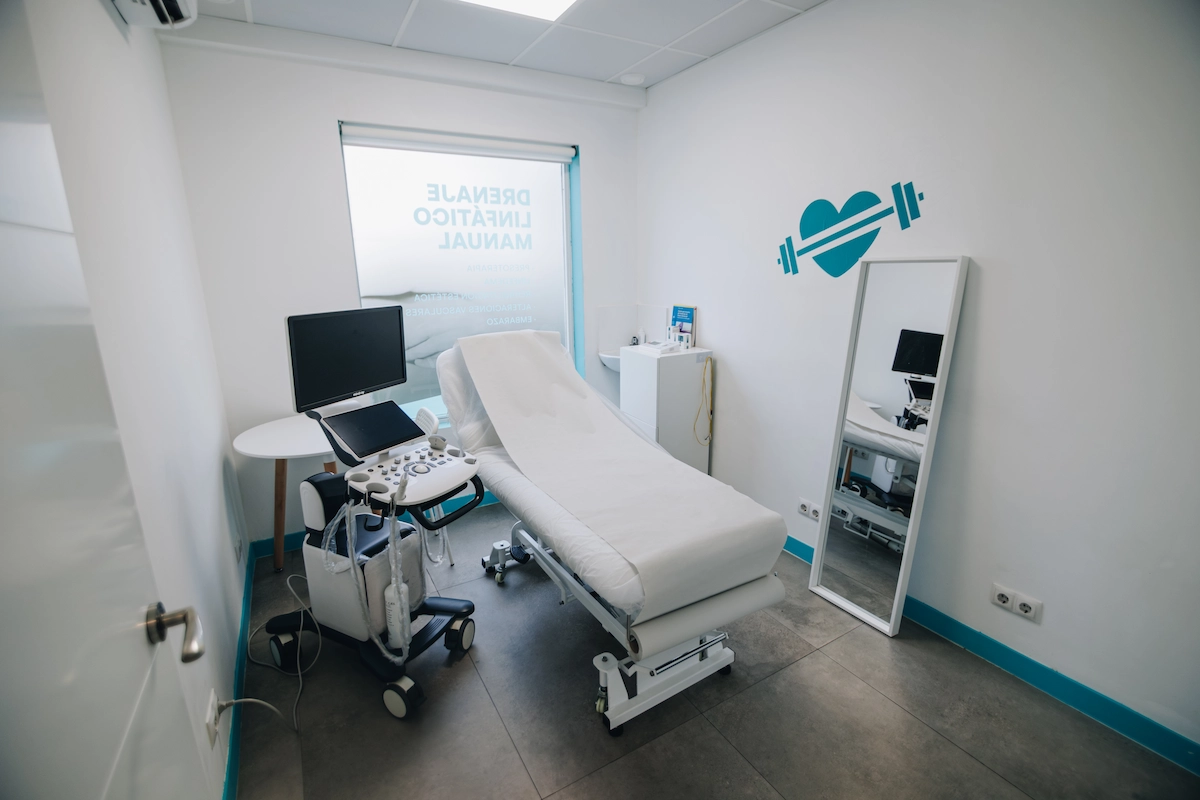 Sala de tratamiento con equipamiento avanzado en Móstoles