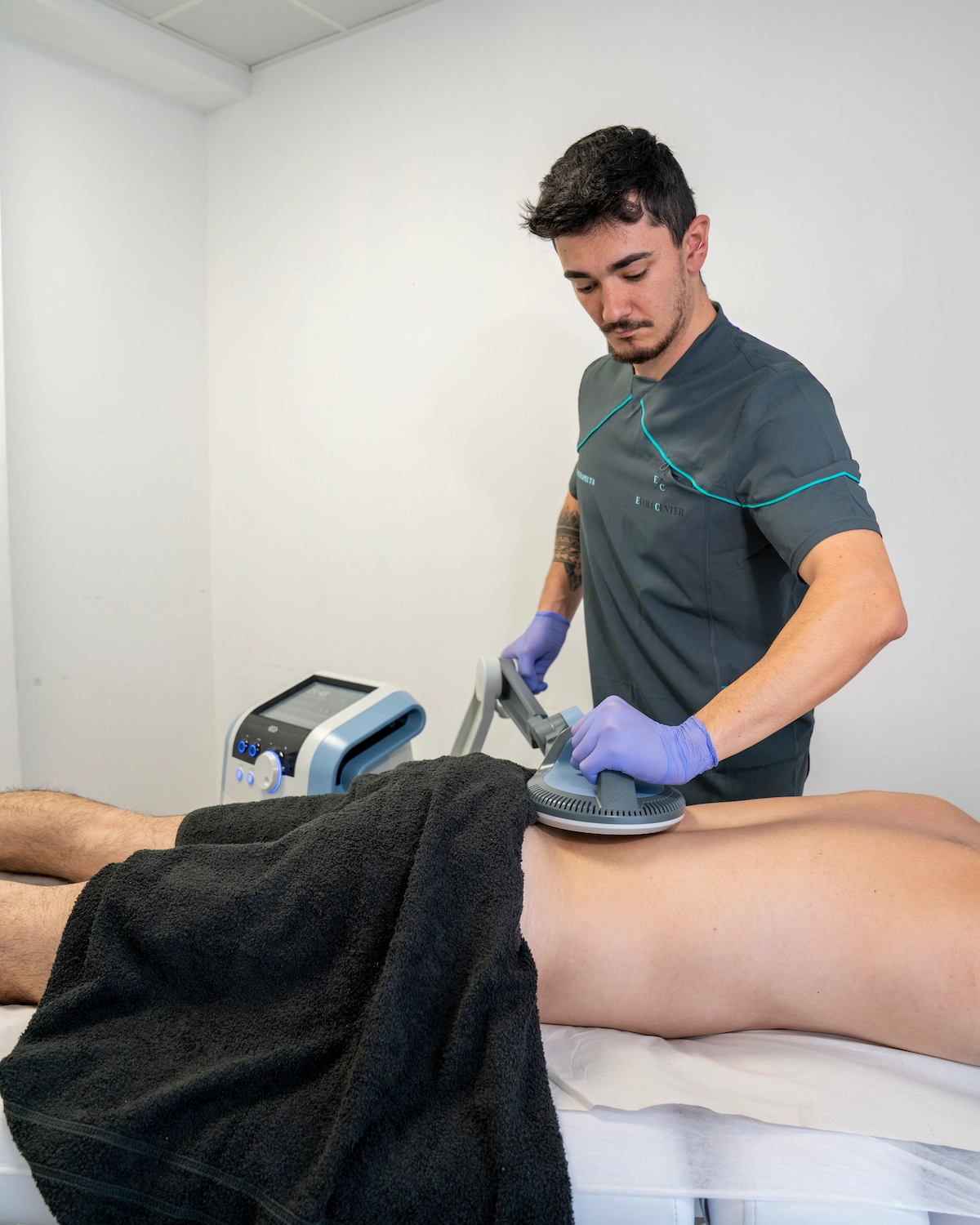 Tratamiento de fisioterapia avanzada con tecnología en Evolucenter Móstoles